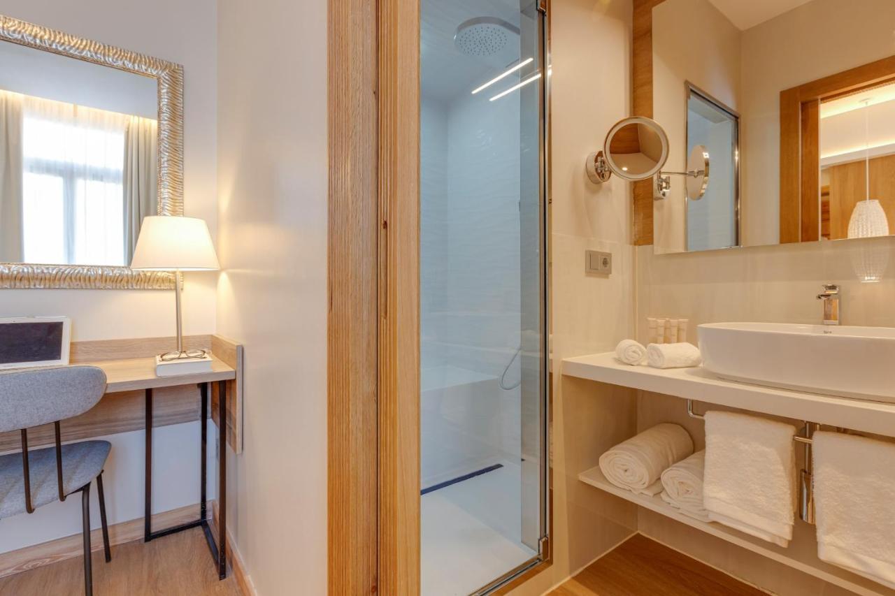 Hotel Boutique Mirlo 바르셀로나 외부 사진 A shower cubicle