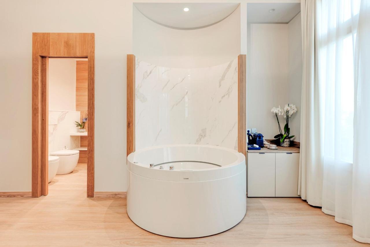 Hotel Boutique Mirlo 바르셀로나 외부 사진 A modern bathtub