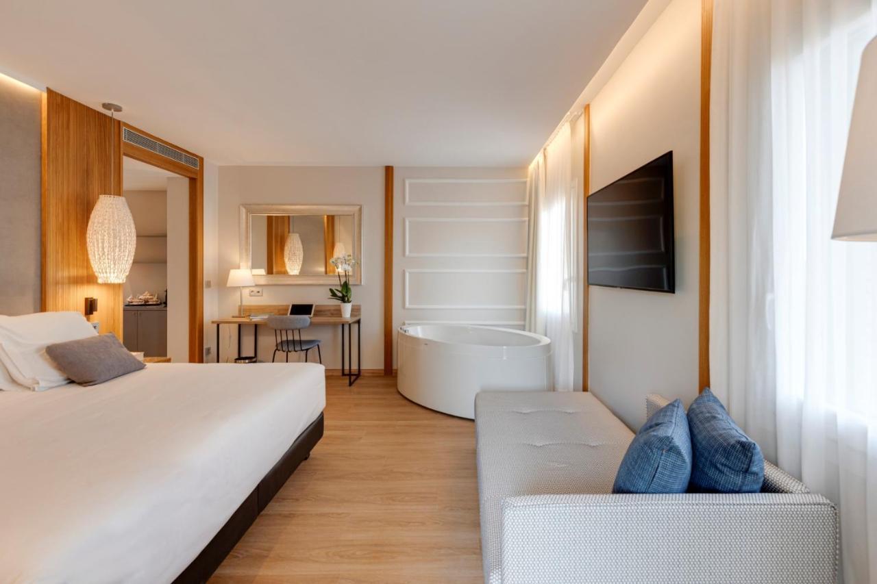 Hotel Boutique Mirlo 바르셀로나 외부 사진 A room at the hotel